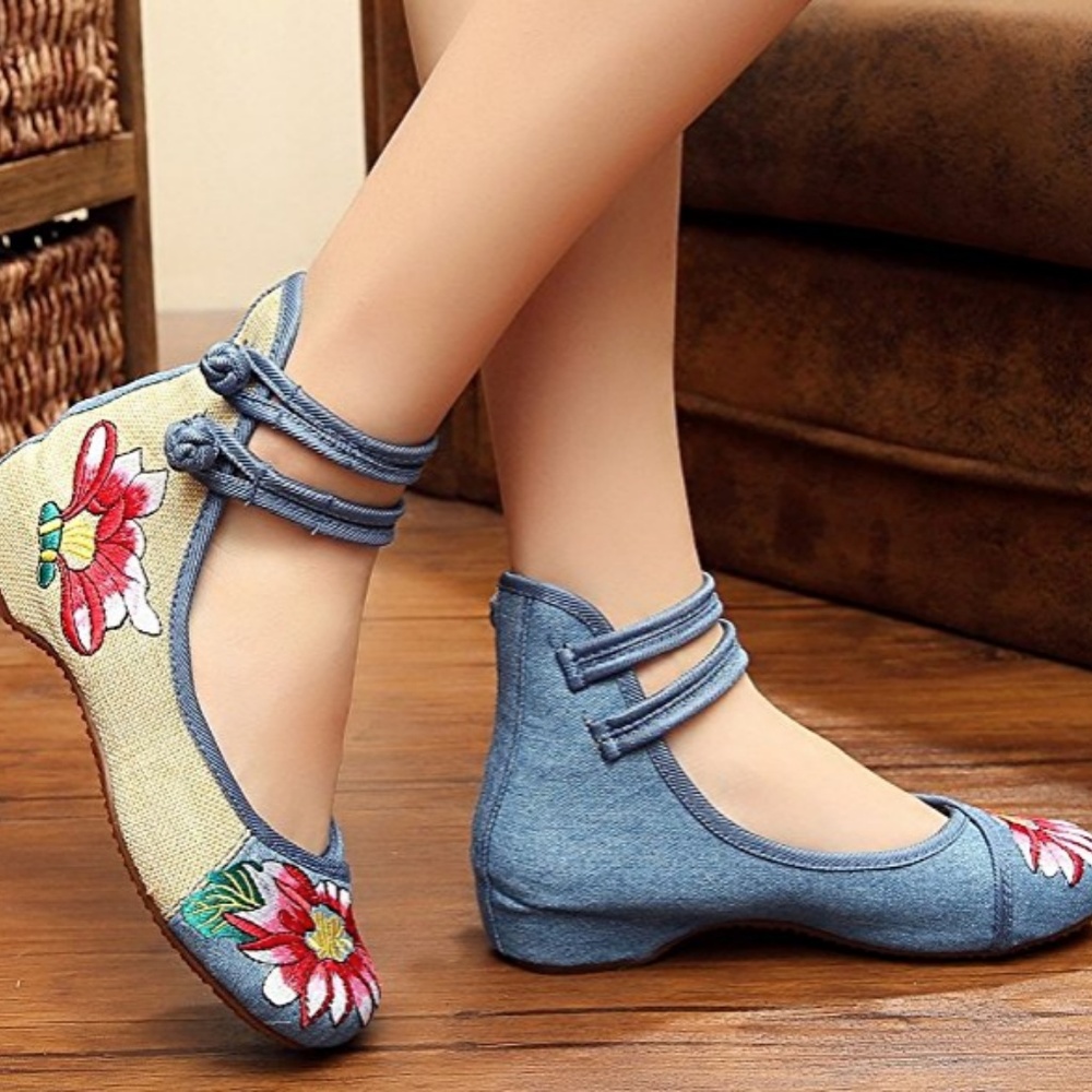 (7W) NWOT Floral Embroidered Weave Flats